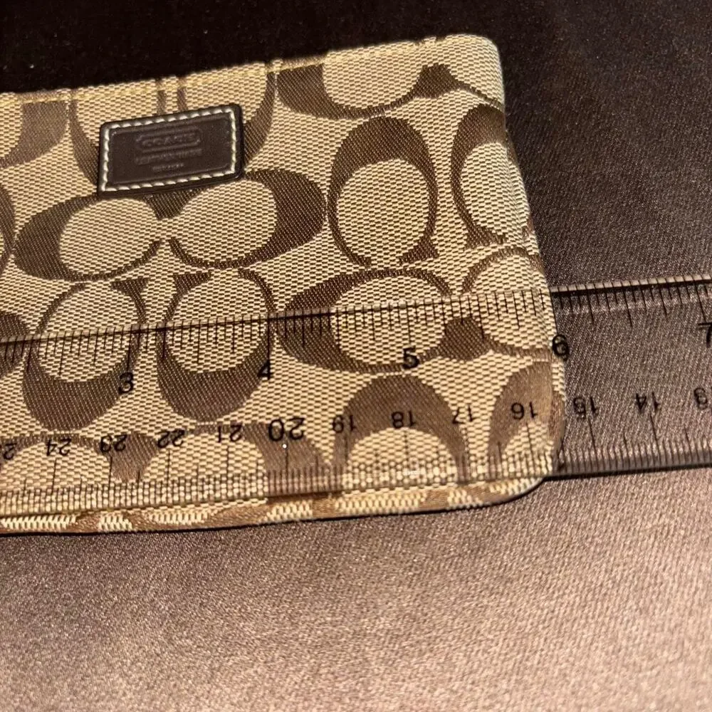 💚 Coach brown and beige signature wristlet, minor wear but no major callouts